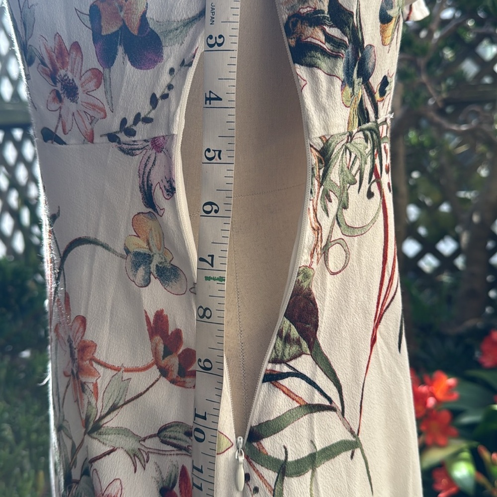 LULU.   Summer floral Dress w/ruffled neckline. Lined. VGUC . Size MED - Picture 12 of 14